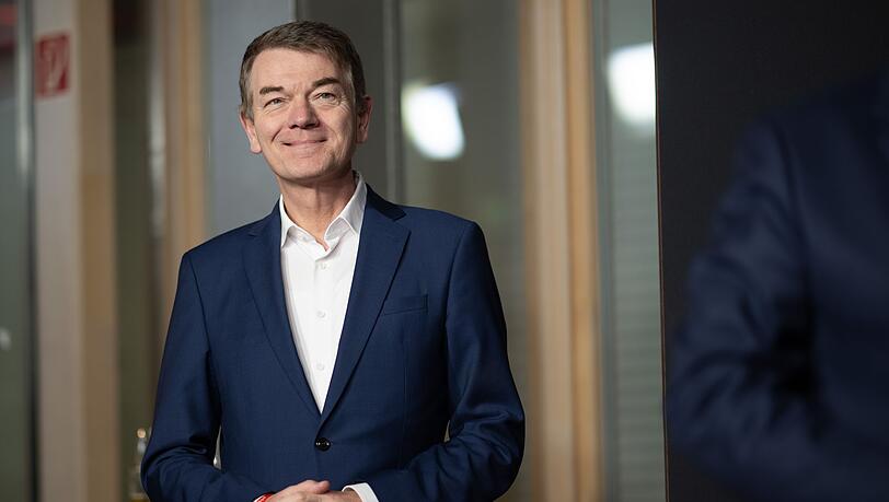 Schönenborn wird weiterhin Ergebnisse und Analysen bei allen Wahlen in der ARD präsentieren (Archivbild). Schönenborn wird weiterhin Ergebnisse und Analysen bei allen Wahlen in der ARD präsentieren (Archivbild).