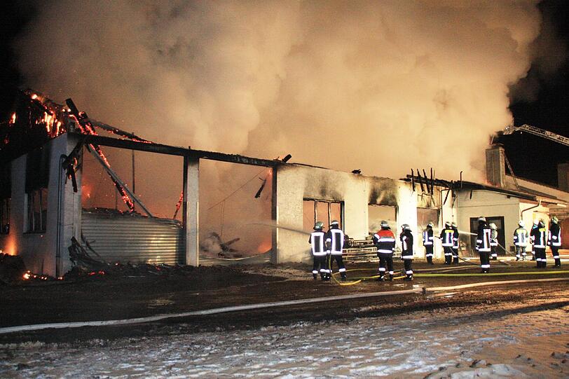 Einen Schaden von mindestens einer halben Million Euro hat ein Großbrand in einer Halle zur Teeproduktion in Eggstätt (Landkreis Rosenheim) verursacht. Menschen kamen nicht zu Schaden. Wie die Polizei mitteilte, fiel eine Hälfte des Firmengebäudes den Flammen zum Opfer.
