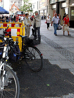 Wegen Bauarbeiten wurde die Statue abmontiert. Dort werden neue Fernkälte-Rohre verlegt, Sommer bleibt bis Oktober bei der Stadt eingelagert.