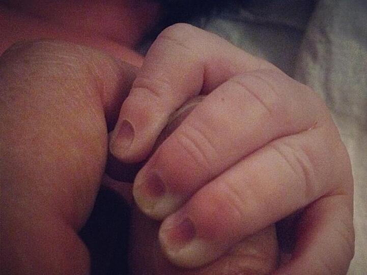 Kyle Newman zeigt Baby-Finger auf Instagram