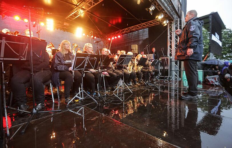 Traditionell spielt die Blaskapelle 20 Stunden vor dem offiziellen Festivalbeginn auf der Hauptbühne.