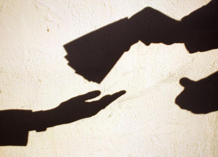 Ein 53-Jähriger übergab Betrügern insgesamt 20 bis 25 Mal eine Menge Bargeld.