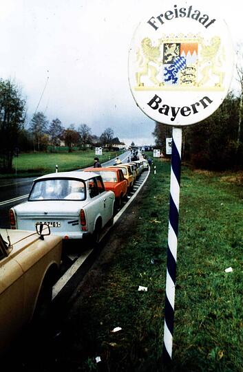 Historische Aufnahme: Endlose Trabbi-Schlangen überqueren &ndash; hier im oberfränkischen Schirnding &ndash; die Grenze nach Bayern.