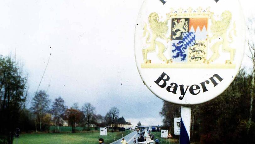 Historische Aufnahme: Endlose Trabbi-Schlangen überqueren – hier im oberfränkischen Schirnding – die Grenze nach Bayern. Historische Aufnahme: Endlose Trabbi-Schlangen überqueren – hier im oberfränkischen Schirnding – die Grenze nach Bayern.
