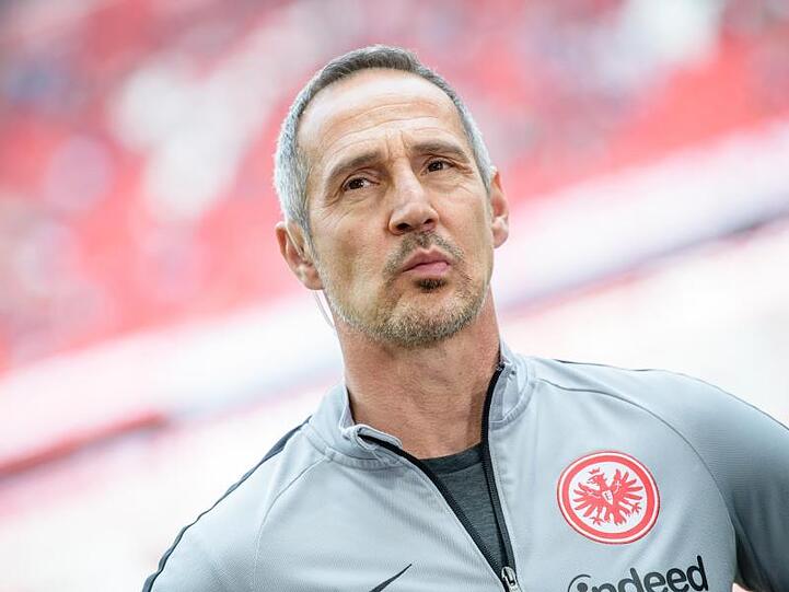 SGE-Trainer Adi Hütter freut sich über den glücklichen siebten Platz.
