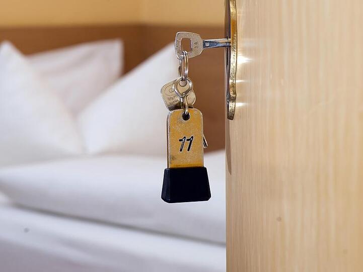 Ein Hotelzimmer. Foto: Swen Pförtner/dpa/Symbolbild