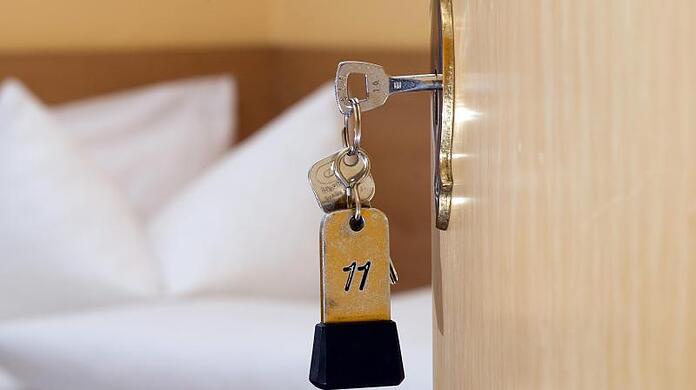 Von einem Hotelzimmer aus versuchte der Mann, die Aufmerksamkeit einer jungen Nachbarin auf sich zu ziehen.
