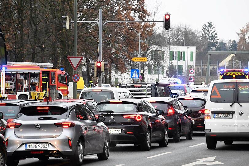 Weil die Kreuzung/Auffahrt zur 0 A8 teilweise und der Mittlere Ring Richtung Norden komplett blockiert war, kam es auf dem Ring sowie den Zufahrtsstraßen zu langen Staus im im Berufsverkehr.