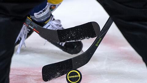 Eishockeyspieler kämpfen um dem Puk.