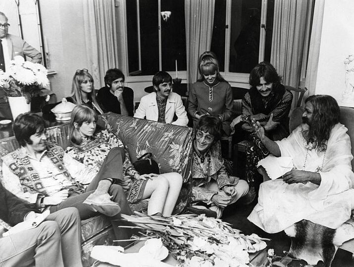 Maharishi Mahesh Yogi, Paul McCartney, Jane Asher, Ringo Starr, John Lennon, George Harrison, Mia Farrow und Donovan, circa 1967 in Hollywood.
