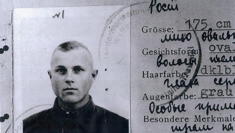 Der Dienstausweis von Iwan "John" Demjanjuk, den er als "Wachmann" 1942 in seinem Ausbildungslager Trawniki bekommen hat und in dem u.a. eingetragen ist: "27.3.43 Sobibor". Der Dienstausweis von Iwan "John" Demjanjuk, den er als "Wachmann" 1942 in seinem Ausbildungslager Trawniki bekommen hat und in dem u.a. eingetragen ist: "27.3.43 Sobibor".