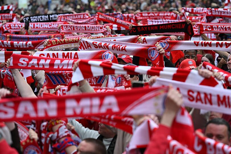 Fans halten auf dem Marienplatz ihre Fanschals in die H&ouml;he. Die Fu&szlig;baller des FC Bayern feiern heute auf dem Rathaus-Balkon mit ihren Fans.