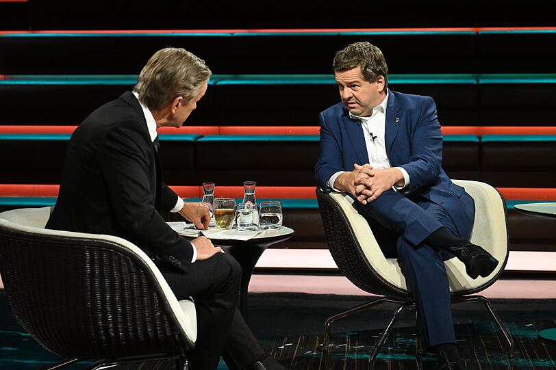 In der Diskussion mit Gastgeber Markus Lanz (links) kam CDU-Politiker Sven Schulze ganz schön ins Rudern. In der Diskussion mit Gastgeber Markus Lanz (links) kam CDU-Politiker Sven Schulze ganz schön ins Rudern.