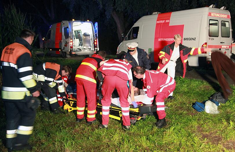 Sanitäter behandeln deutsche Touristen, die Donnerstagnacht (18.08.2011) in Bregenz durch einen Blitzschlag verletzt worden sind.