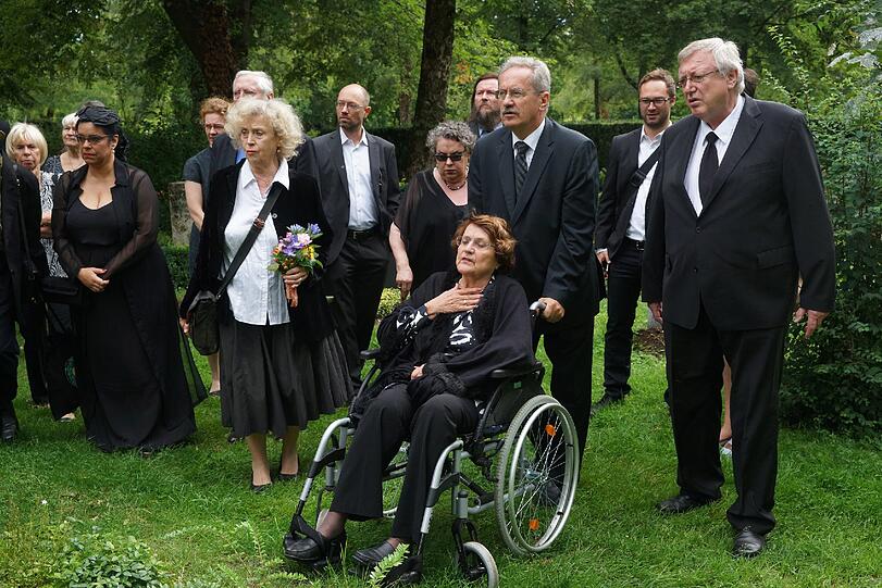 Beerdigung von der Schwabinger Gisela. Die Bilder!