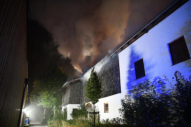 Die Polizei schätzt den entstandenen Sachschaden auf rund 650.000 Euro. Hier die Bilder vom Feuerwehreinsatz in Chieming.