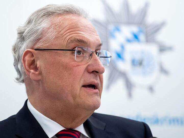 Bayerns Innenminister Joachim Herrmann (CSU) begrüßt das Verbot der rechtsextremen Gruppe "Combat 18".