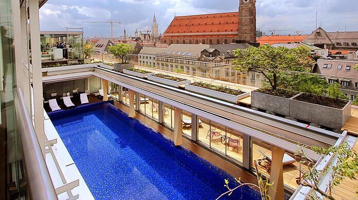 Urlaubsstimmung mitten in München: der Pool des Bayerischen Hofs.