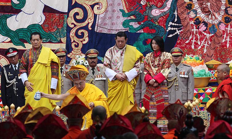 Die
zweistündige Trauung nach buddhistischem Ritual fand in der
Klosterfestung Punakha statt. Der mittelalterliche &bdquo;Palast des großen
Glücks&ldquo; liegt 70 Kilometer nordöstlich der Hauptstadt Thimphu.