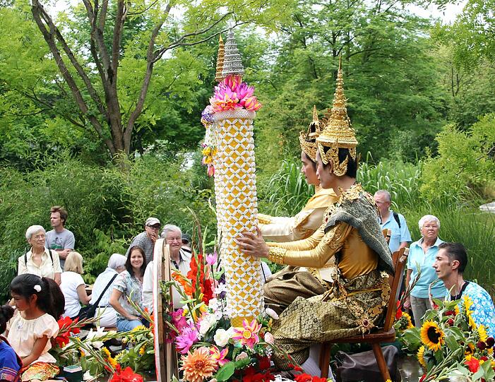 Bayerische Fahnen und buddhistische Mönche: Das Khao Pansa-Fest brachte asiatisches Flair in den Westpark.