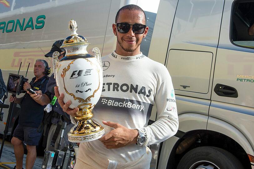 Ungarn-Grand-Prix-Sieger Lewis Hamilton posiert mit seinem Pokal am Hungaroring.