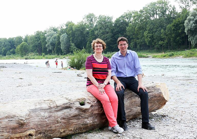 Florian von Brunn (SPD) und Bürgermeisterin Christine Strobl (SPD) bei einer Aktion an der Isar.