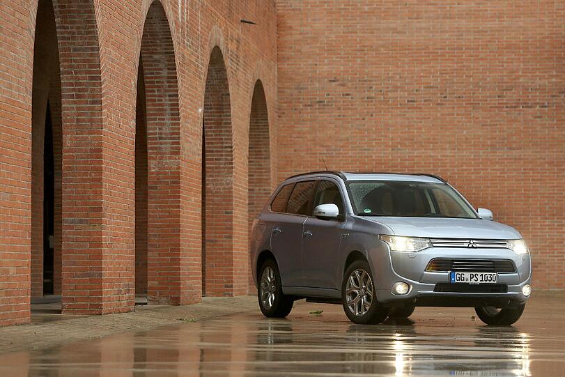 Tankt Benzin und Strom: Der Mitsubishi Outlander PHEV - die Version als Plug-in-Hybrid - kostet ab 39 990 Euro.