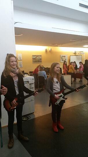 Annika (11), links, und Amelie (12) testen ihre Gitarrenkünste bei "Guitar Hero". Besonders gut hat ihnen aber die Oculus Rift Brille gefalllen. Annika: Man denkt wirklich, man sitzt in einer Achterbahn! Und dadurch, dass es so nah ist, ist es sogar noch schlimmer als in einer echten!" Beide haben schon Smartphones und nutzen sie vor allem um Fotos zu machen oder Rennspiele zu spielen. Im Internet sind sie meist für die Schule unterwegs: Auf Google oder Wikipedia.