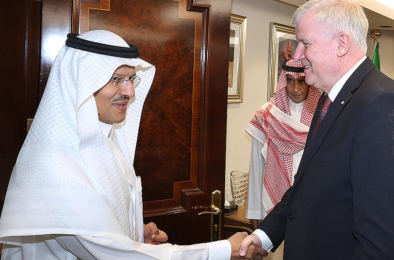 Horst Seehofer (CSU) wird im Ölministerium in Riad von Prinz Abdalaziz bin Salman, dem stellvertretenden Minister für Erdöl und Bodenschätze begrüßt.