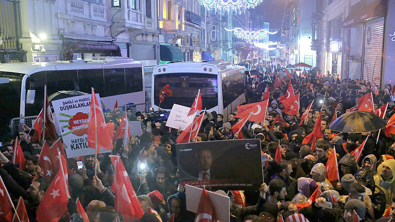 Unterstützer des türkischen Präsidenten Erdogan protestieren vor dem niederländischen Konsulat in Istanbul.