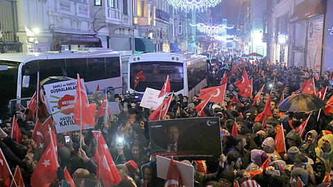 Unterstützer des türkischen Präsidenten Erdogan protestieren vor dem niederländischen Konsulat in Istanbul.