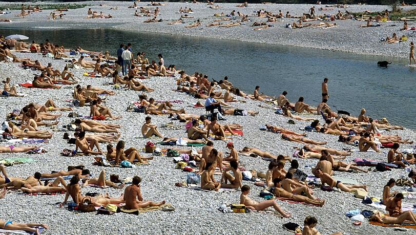 Späte 80er Jahre: Hüllenloses Sonnen in der prallen Sonne am Flaucher. Späte 80er Jahre: Hüllenloses Sonnen in der prallen Sonne am Flaucher.