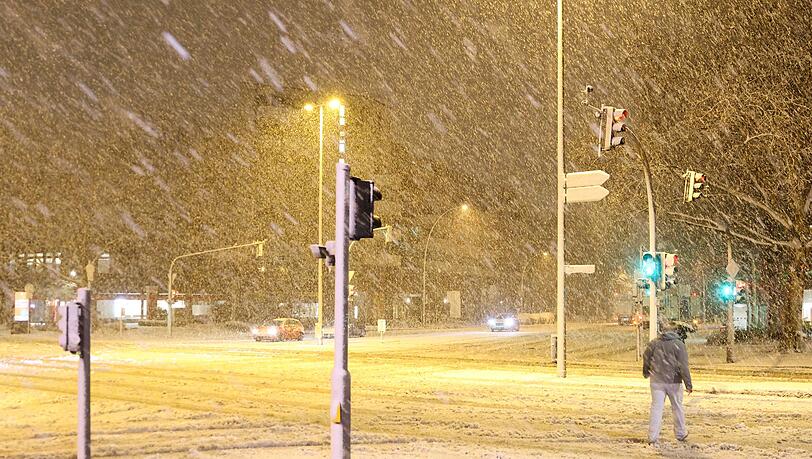 Ein Sturmtief bringt Schnee und Glatteis mit sich.
