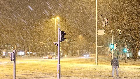 Ein Sturmtief bringt Schnee und Glatteis mit sich.