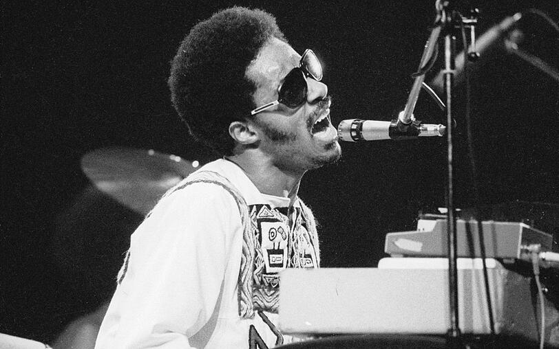 Seine große Zeit: In den 70ern wurde Stevie Wonder zum international gefeierten Superstar. Im Bild: Wonder bei einem Auftritt im Londoner Rainbow Theatre, 1974. Seine große Zeit: In den 70ern wurde Stevie Wonder zum international gefeierten Superstar. Im Bild: Wonder bei einem Auftritt im Londoner Rainbow Theatre, 1974.