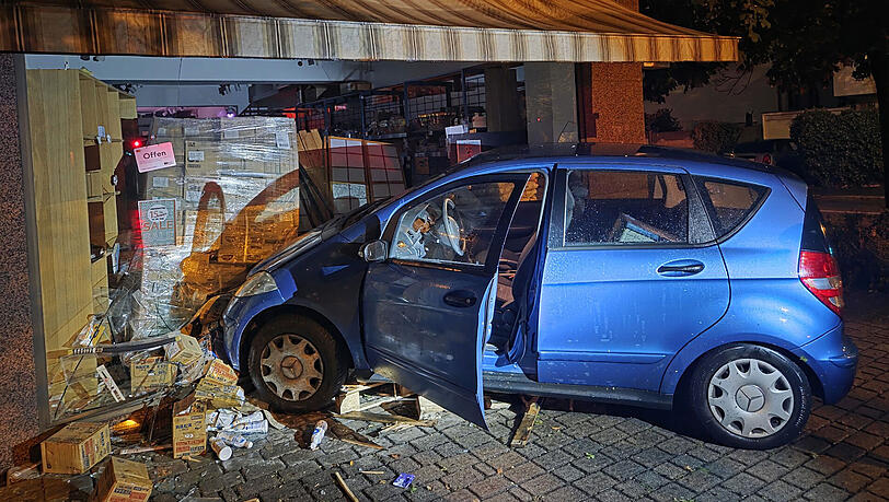 Der Pkw kam von der Fahrbahn ab und landete im Schaufenster eines Feinkostladens. Der Pkw kam von der Fahrbahn ab und landete im Schaufenster eines Feinkostladens.