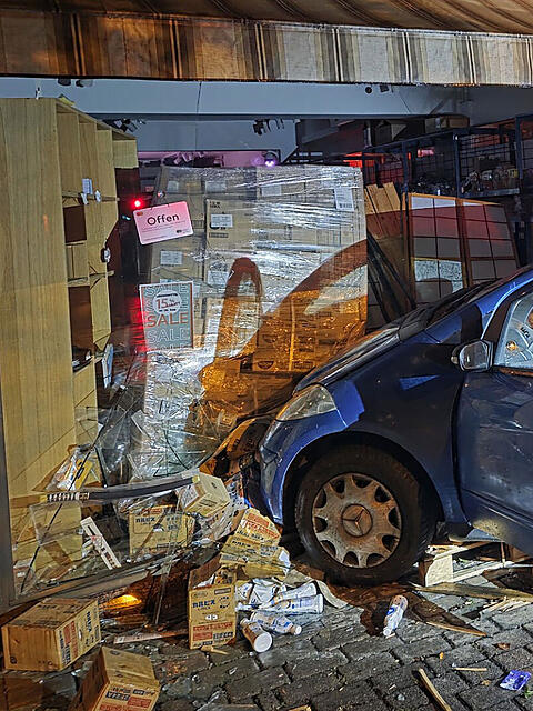 Der Pkw kam von der Fahrbahn ab und landete im Schaufenster eines Feinkostladens.