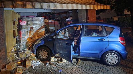 Der Pkw kam von der Fahrbahn ab und landete im Schaufenster eines Feinkostladens.