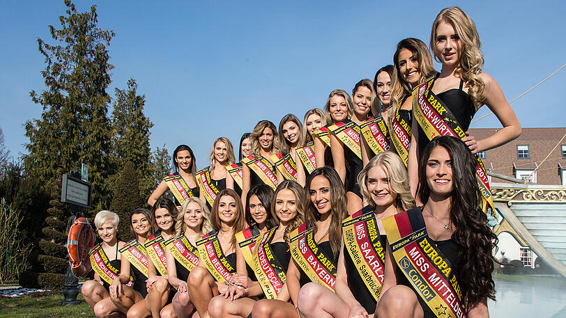 Die 21 Kandidatinnen zur Wahl der "Miss Germany" posieren im Europa-Park in Rust für den Fotografen. Am 18. Februar wird in Rust die "Miss Germany 2017" gewählt.
