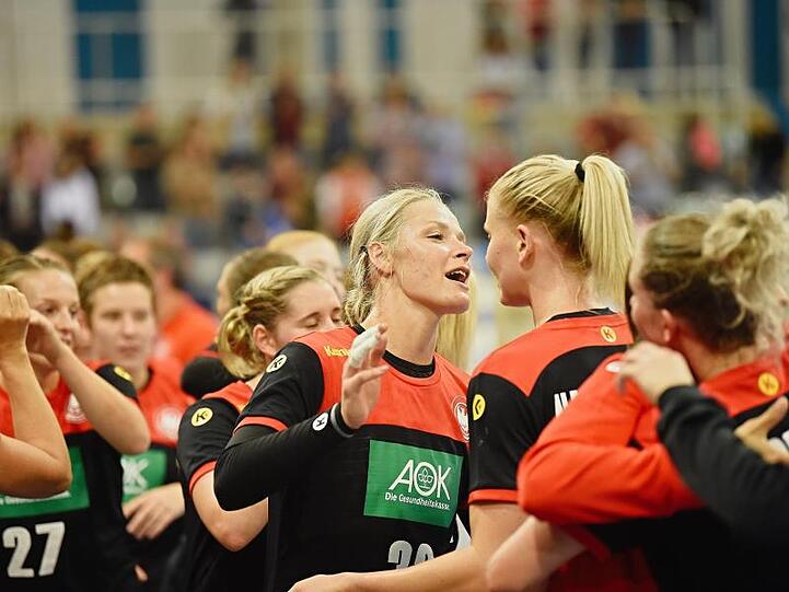 Deutschlands Handballfrauen feiern den Kantersieg gegen Weißrussland.