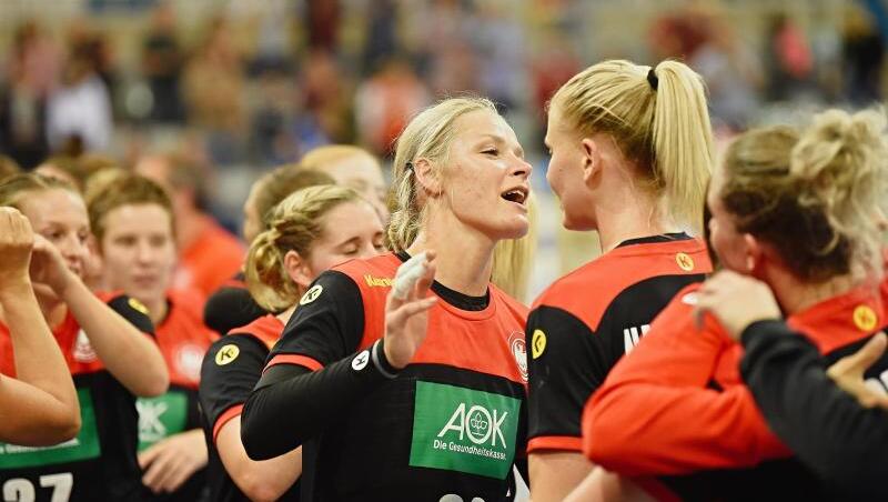 Deutschlands Handballfrauen feiern den Kantersieg gegen Weißrussland. Deutschlands Handballfrauen feiern den Kantersieg gegen Weißrussland.