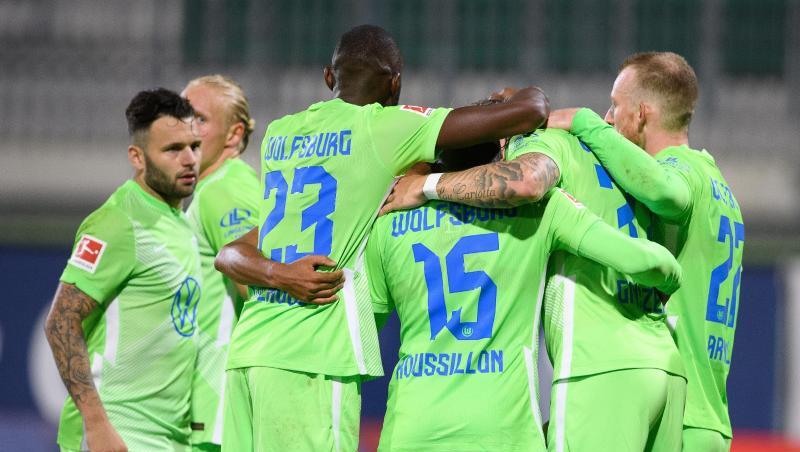 Wolfsburgs Spieler jubeln - doch auf dem Weg in die Gruppenphase wartet noch AEK Athen.