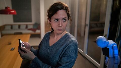 "Unsichtbarer Angreifer": Emma (Emily Cox) ist allein zu Hause, als die Technik im Smart Home der Turguts verrückt spielt.