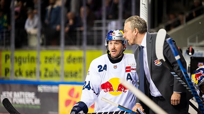 Hat nun viel Arbeit vor sich: EHC-Coach Max Kaltenhauser (r., mit Verteidiger Jonathon Blum) ist nach einem Wochenende ohne Punkte als Problemlöser gefragt.