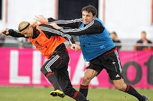 Der Konkurrenzkampf beim FC Bayern geht wieder los: Mark van Bommel schubst Anatolij Timoschtschuk nach einem Foul. Auch auf anderen Positionen wird gerangelt.