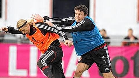 Der Konkurrenzkampf beim FC Bayern geht wieder los: Mark van Bommel schubst Anatolij Timoschtschuk nach einem Foul. Auch auf anderen Positionen wird gerangelt.