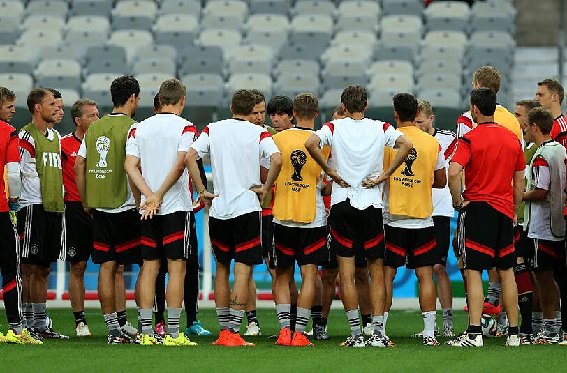 Eingeschworene Gemeinschaft: Jogi Löw gibt nach dem Abschlusstraining in Belo Horizonte letzte Instruktionen.