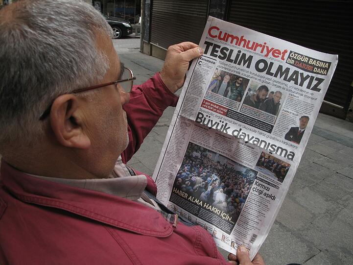 "Cumhuriyet" war erst im September mit dem Alternativen Nobelpreis ausgezeichnet worden. Jetzt lässt Erdogan Teile der Redaktion festnehmen.