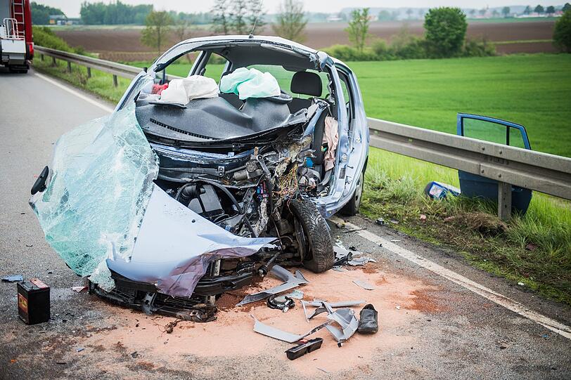 Ein 48-Jähriger stirbt bei einer Frontalkollision mit einem Lkw.