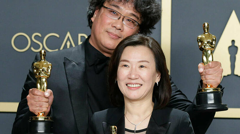 Drei der vier Oscars, die Bong Joon Hos (l.) Film "Parasite" abräumen konnte - hier mit Produzentin Kwak Sin Ae